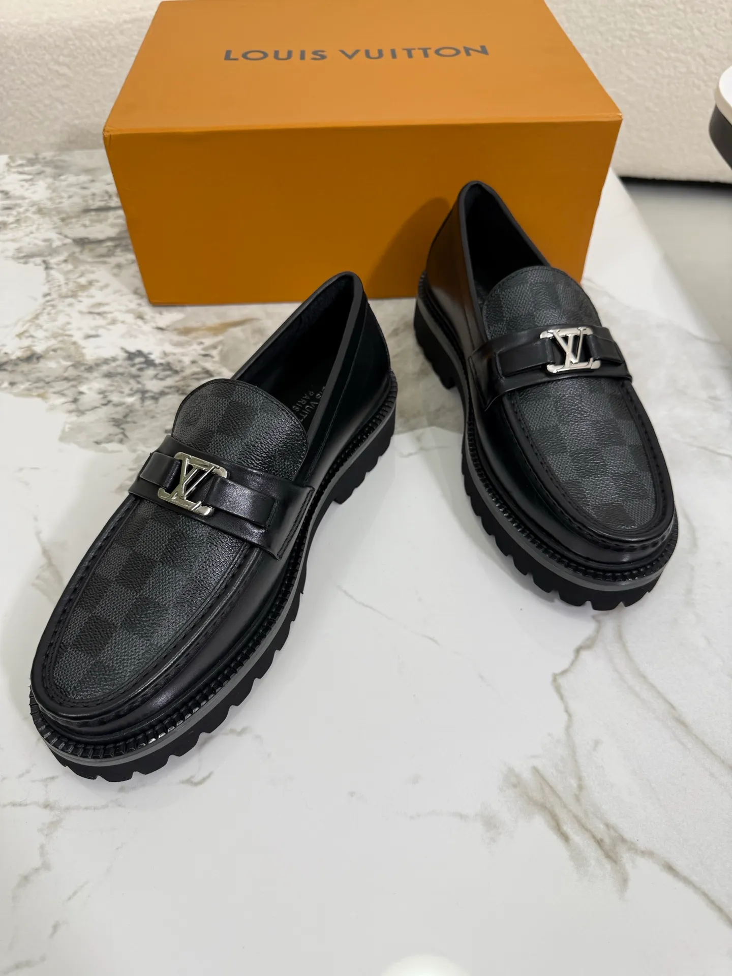 [L Family] Top P: 800💰 ▪️Size: 39-44 (38.45 custom-made) The top male god leather shoes Lv series are sold at the same time with original factory configuration, original cowhide fabric imported from Italy, soft and comfortable, imported water-dyed cow lining, soles: original ultra-light French foam outsole super comfortable, original factory with single goods 🔍🔍high quality, can be entered and exited at will, welcome to compare and synchronize.